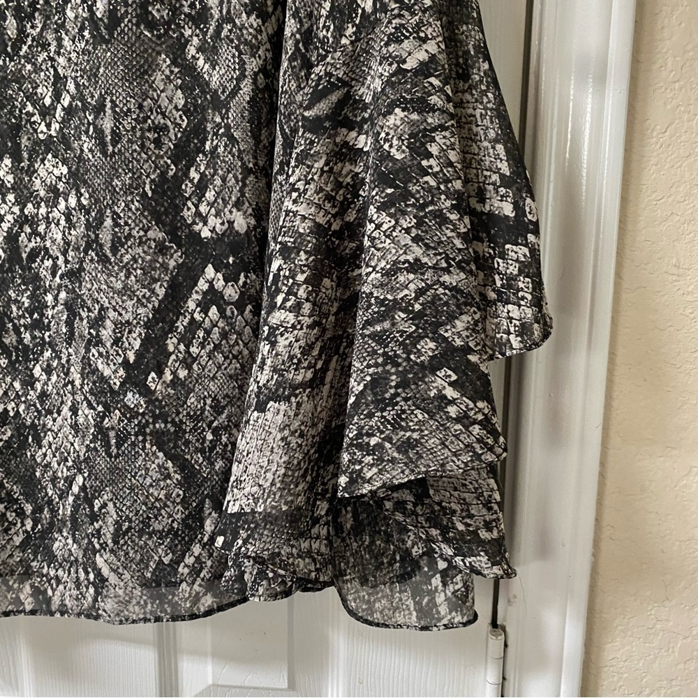 Jennifer Lopez for Kohl’s Size 1X Chic Snake Print Bell Sleeve Chiffon Blouse - Picture 4 of 11